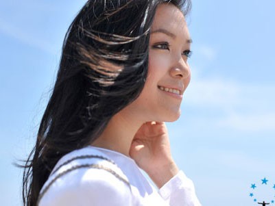 Hoa hậu Thùy Dung rạng ngời bên biển