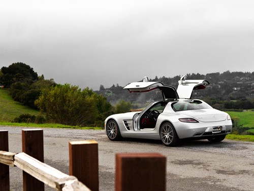 Mercedes SLS AMG làm mẫu ảnh nghệ thuật