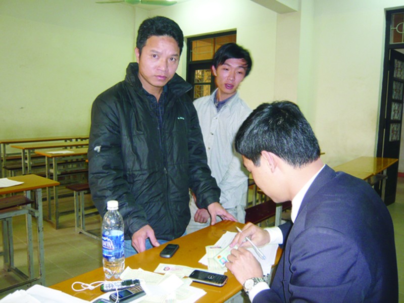 Nhiều lao động bị phát hiện vì mang điện thoại vào phòng thi và thi hộ Ảnh: Phong Cầm