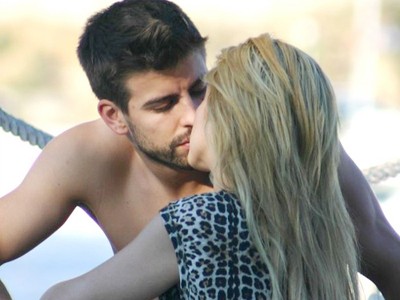 Pique và Shakira tình tứ trong ngày hè lãng mạn