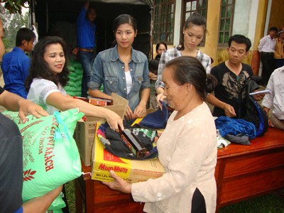Hoa hậu Ngọc Hân và bà Bích Huệ Boivineau trao quà cho người dân vùng lũ Quảng Bình