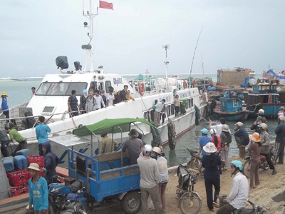 Tàu cao tốc vừa cập cầu cảng Lý Sơn sáng qua 7-11, mang hàng cứu đói cho dân Lý Sơn
