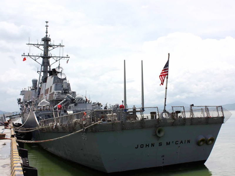 Tàu USS John S. Mc Cain tại cảng Tiên Sa