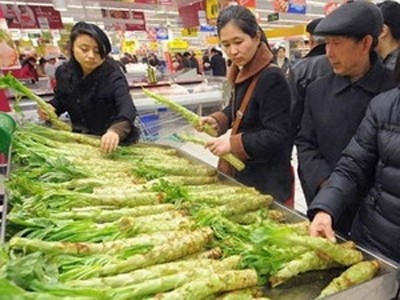 Người tiêu dùng Trung Quốc mua hàng trong siêu thị ở tỉnh An Huy Ảnh: VietnamPlus