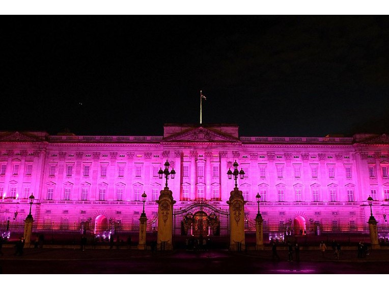Cung điện Buckingham trong ánh sáng hồng kì ảo