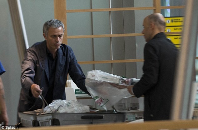 Mourinho vội vàng nhai chiếc bánh rán