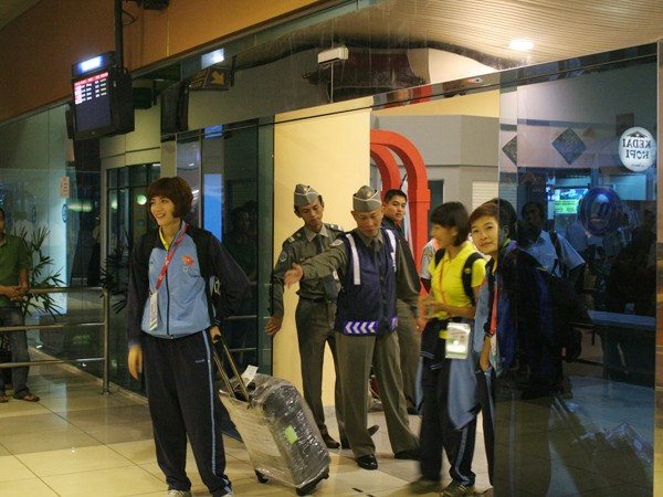 Những VĐV Việt Nam đầu tiên đặt chân đến Palembang trên chuyến chuyên cơ của đoàn TTVN. Ảnh: Tiến Cường