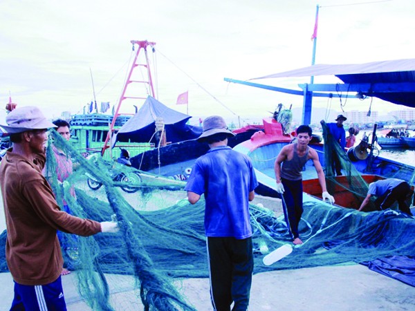 Thuyền trưởng Trần Bính cùng con tàu bị gãy bánh lái do bão số 2 vừa cập âu thuyền Thọ Quang Ảnh: Nguyễn Huy