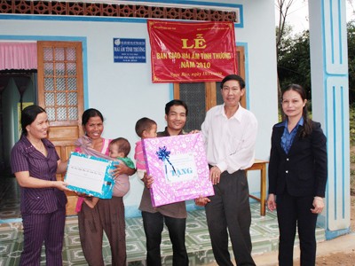 Bàn giao nhà tình thương cho gia đình chị Y Ngan tại thôn Kon Hơ Drế, xã Ngọc Réo Ảnh: Trần Lê