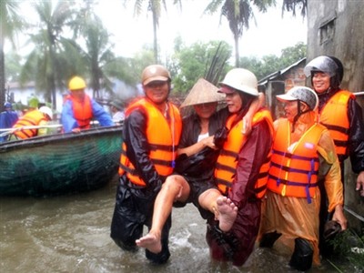 Di dời dân đến nơi an toàn tại Đà Nẵng