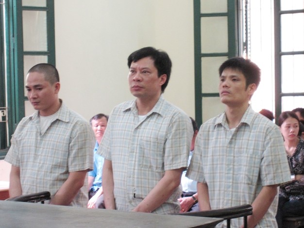 Ngô Văn Long (đứng giữa) trong phiên xét xử ngày 31/5.