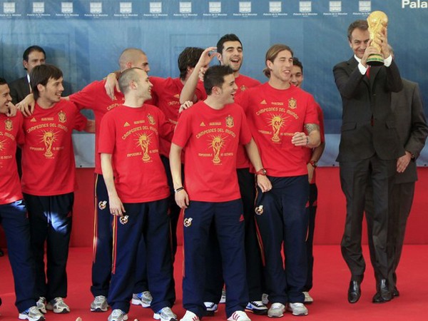 Thủ tướng Tây Ban Nha mừng rỡ ôm cúp vàng