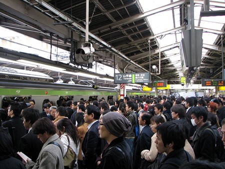 Giờ cao điểm ở ga tàu điện ngầm Shinjuku của Nhật Bản. Đây là ga tàu điện đông nhất thế giới với gần 3,8 triệu khách mỗi ngày năm 2008. Ảnh: wikipedia