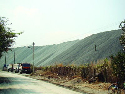 Đá chất cao như núi tại một doanh nghiệp khai thác mỏ đá ở Biên Hòa