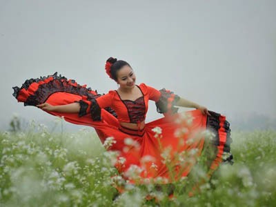 Cô giáo 9X nhảy flamengo giữa cánh đồng hoa cả trắng