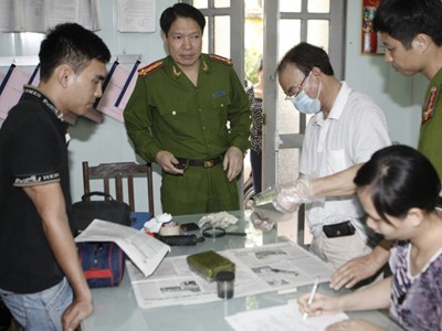 Đại tá Dương Tự Trọng (mặc cảnh phục, đứng giữa) khi còn là Phó giám đốc Công an TP.Hải Phòng - Ảnh: P.H.S