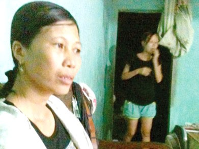 Chị Nguyễn Thị Khuyên buồn rầu kể về tai nạn của con gái