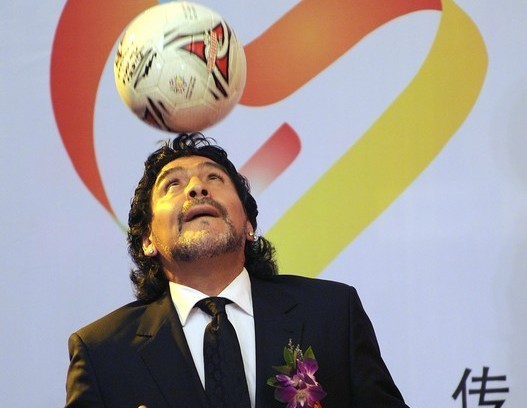 Maradona cởi giày tâng bóng…tennis