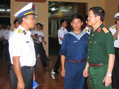 Trung tướng Lê Hữu Đức trò chuyện với cử tri huyện Trường Sa Ảnh: N.Đ.Q