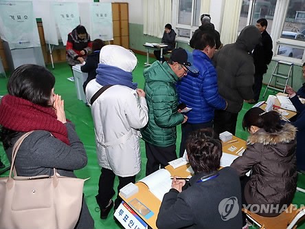 Cử tri Hàn Quốc xếp hàng bỏ phiếu bầu tổng thống