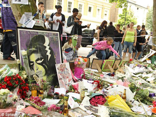 Những hình ảnh xúc động tại đám tang Amy Winehouse