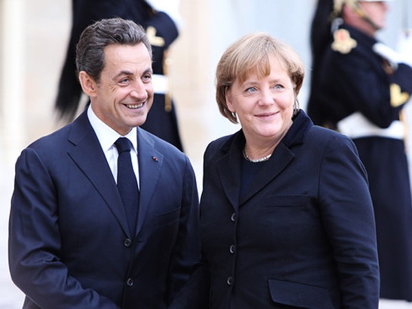Tổng thống Pháp Nicolas Sarkozy đón Thủ tướng Đức Angela Merkel tại Điện Elysee. Ảnh: Zuma Press