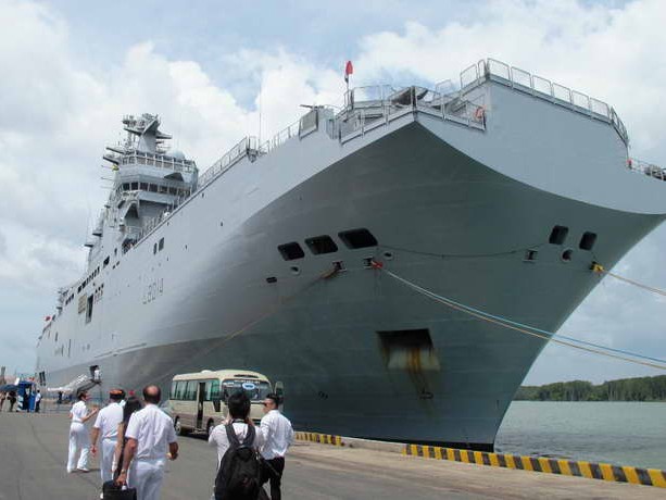 Khám chiến hạm 'Thần Sấm' Pháp thăm Việt Nam