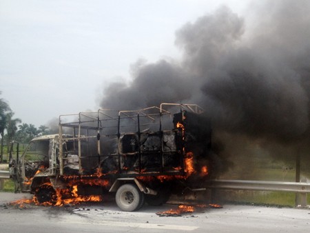 Xe cháy dữ dội trên cao tốc Thăng Long – Nội Bài