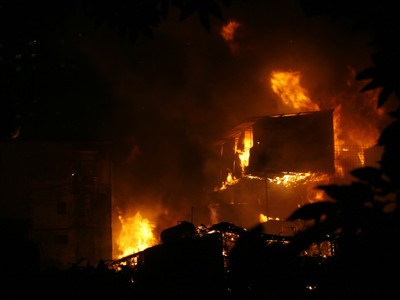 Hàng trăm người dân hoảng loạn vì cháy lớn