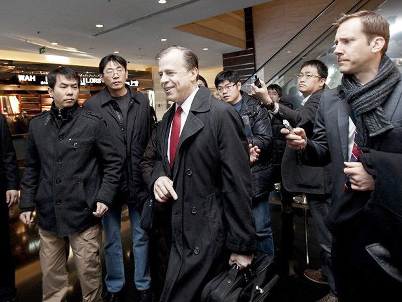 Trưởng đoàn Mỹ Đại sứ Glyn Davies giữa vòng vây báo chí bên lề cuộc đàm phán trực tiếp với đoàn Triều Tiên tại Bắc Kinh ngày 23-2 vừa qua Ảnh: AP