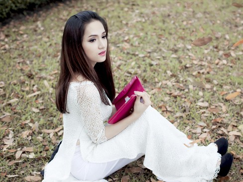 Hương Giang Idol ngày càng nữ tính với áo dài
