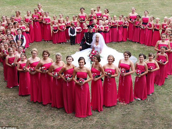 Đám cưới có 80 phù dâu