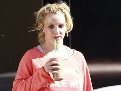 Britney Spears lại luộm thuộm trên phố