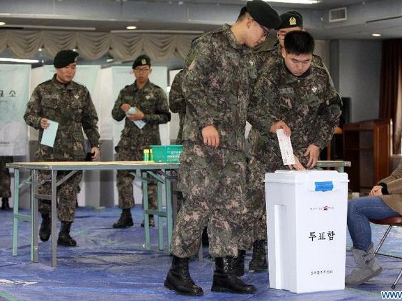 Binh sĩ Hàn Quốc bỏ phiếu bầu cử tổng thống sớm