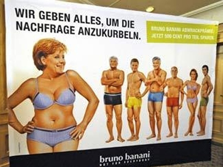 Tấm biển quảng cáo có hình bà Merkel