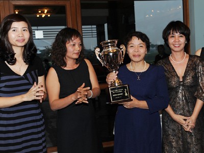Trao giải Best Gross trong giải đấu ra mắt CLB golf nữ Hà Nội (NSƯT Thu Hà đứng thứ hai từ phải sang)