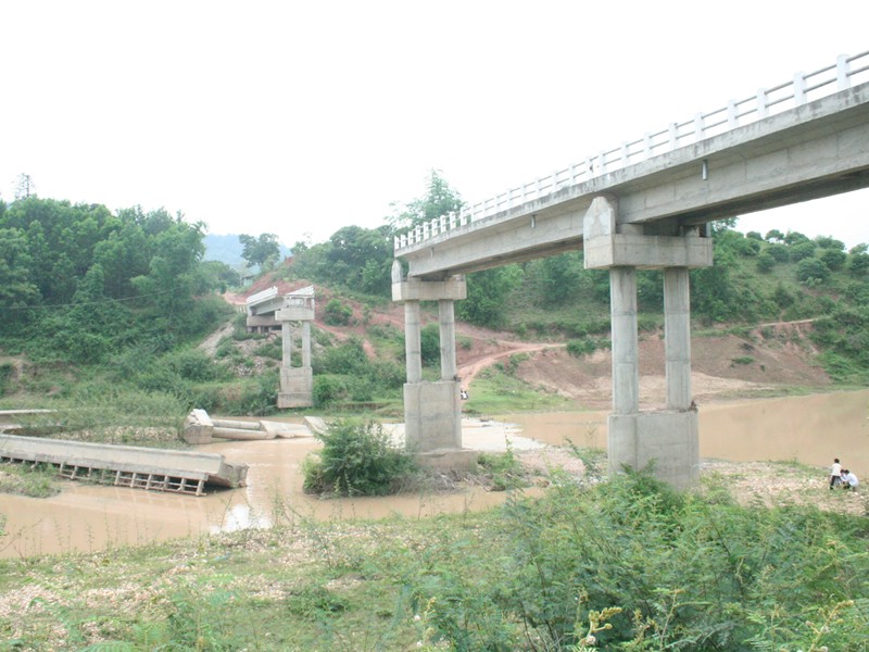 Cầu Ao Giang từ sau trận lũ lịch sử 2008. Ảnh: N.T
