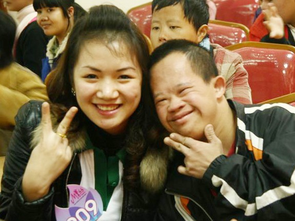 Thí sinh Hoa khôi Trí tuệ Việt thăm nạn nhân chất độc da cam