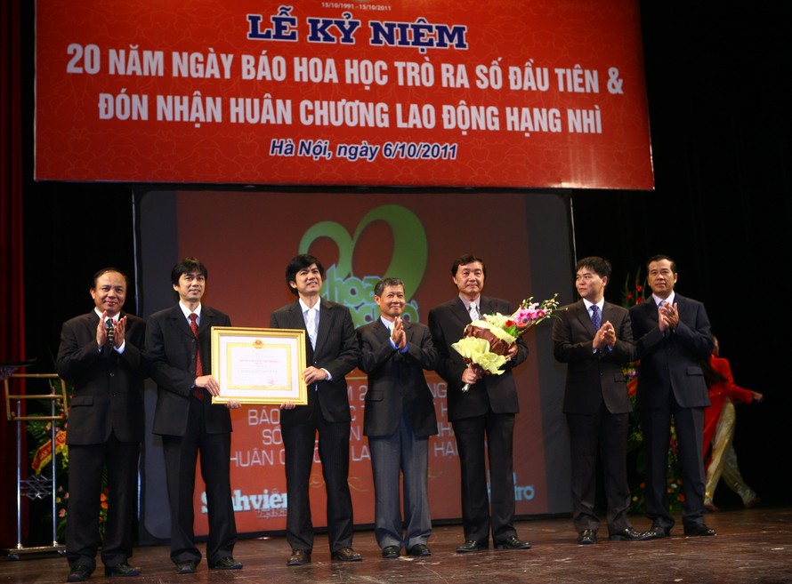 Các Thế hệ Ban biên tập báo Sinh viên Việt Nam – Hoa học trò đón nhận Huân chương Lao động Hạng Nhì