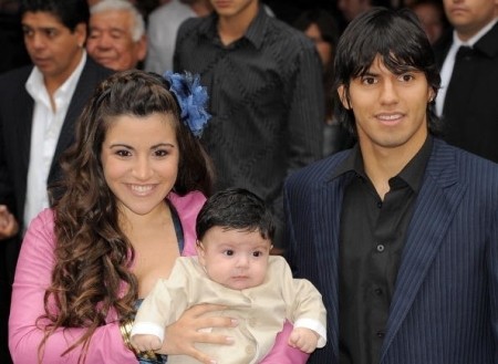 Bênh bố vợ Maradona, Kun Aguero ly dị vợ
