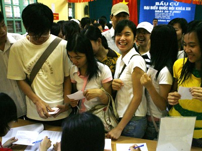 Thanh niên đi bầu cử Quốc hội khóa XII (tháng 5-2007) Ảnh: Hồng Vĩnh