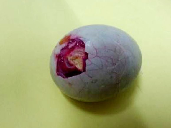 Quả trứng vịt có màu đỏ bất thường