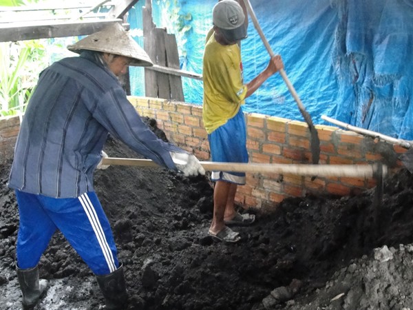 Nông dân Bình Thuận chế tạo phân hữu cơ từ bùn đen và rác