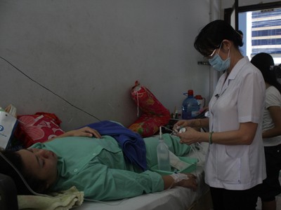 Một bệnh nhân bị thoát vị đĩa đệm đang được điều trị tại Bệnh viện Chấn thương Chỉnh hình, TP.Hồ Chí Minh. Ảnh: V.T (Lao Động)