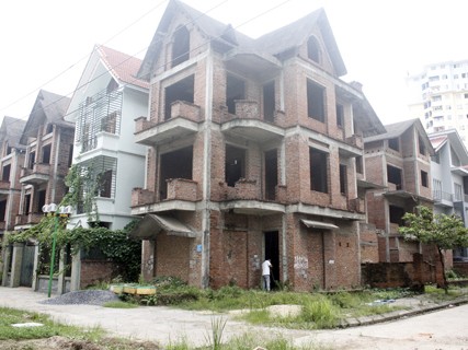 Hàng loạt biệt thự tiền tỷ vẫn bỏ hoang tại Hà Nội