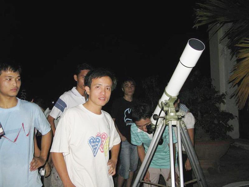 Chuẩn bị quan sát sao băng tại một địa điểm ở Hà Nội năm 2011