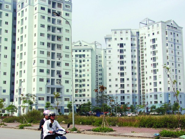 Nhiều người dân tại khu tái định cư Nam Trung Yên kiến nghị về chất lượng nhà quá kém, quản lý dịch vụ thiếu chuyên nghiệp Ảnh: Minh Tuấn