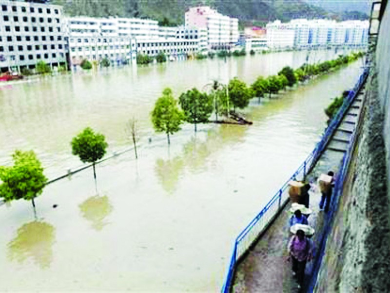Người dân Châu Khúc đang phải chống chọi với lũ lụt và sạt lở đất