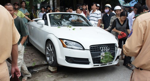 Xe Audi từ Hà Nội vào Vinh đâm gãy cột điện