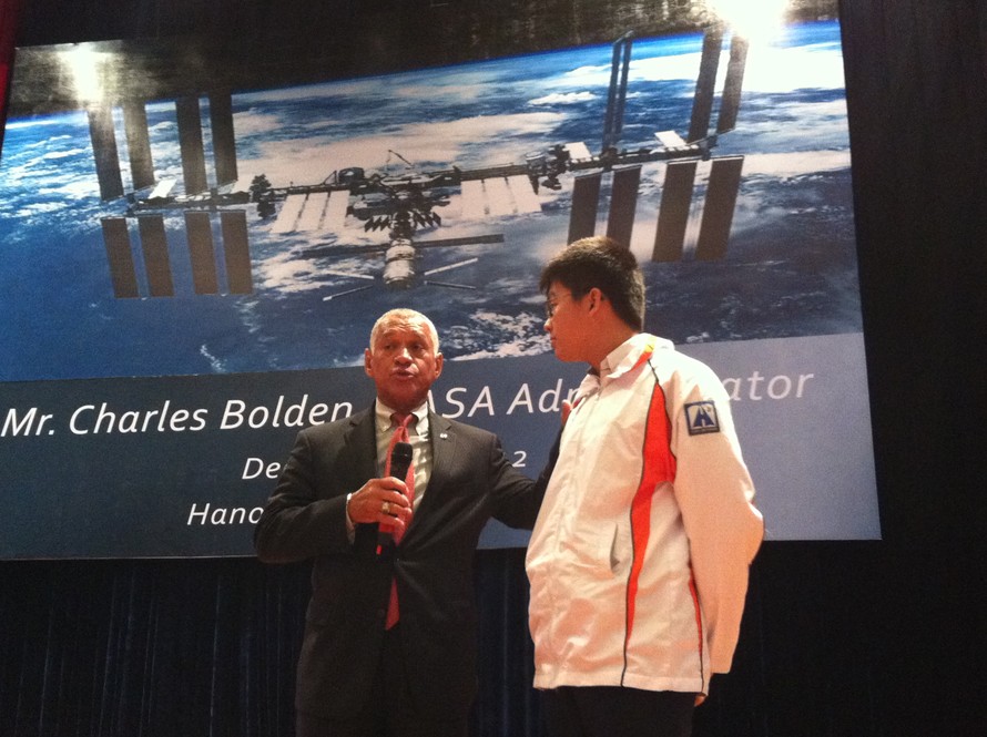 Ông Charles Bolden, giám đốc Cơ quan hàng không vũ trụ Hoa Kỳ (NASA)trong buổi nói chuyện sáng nay (11-12)